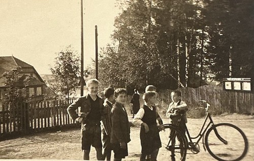 Gruppe jungen steht - gruppe,